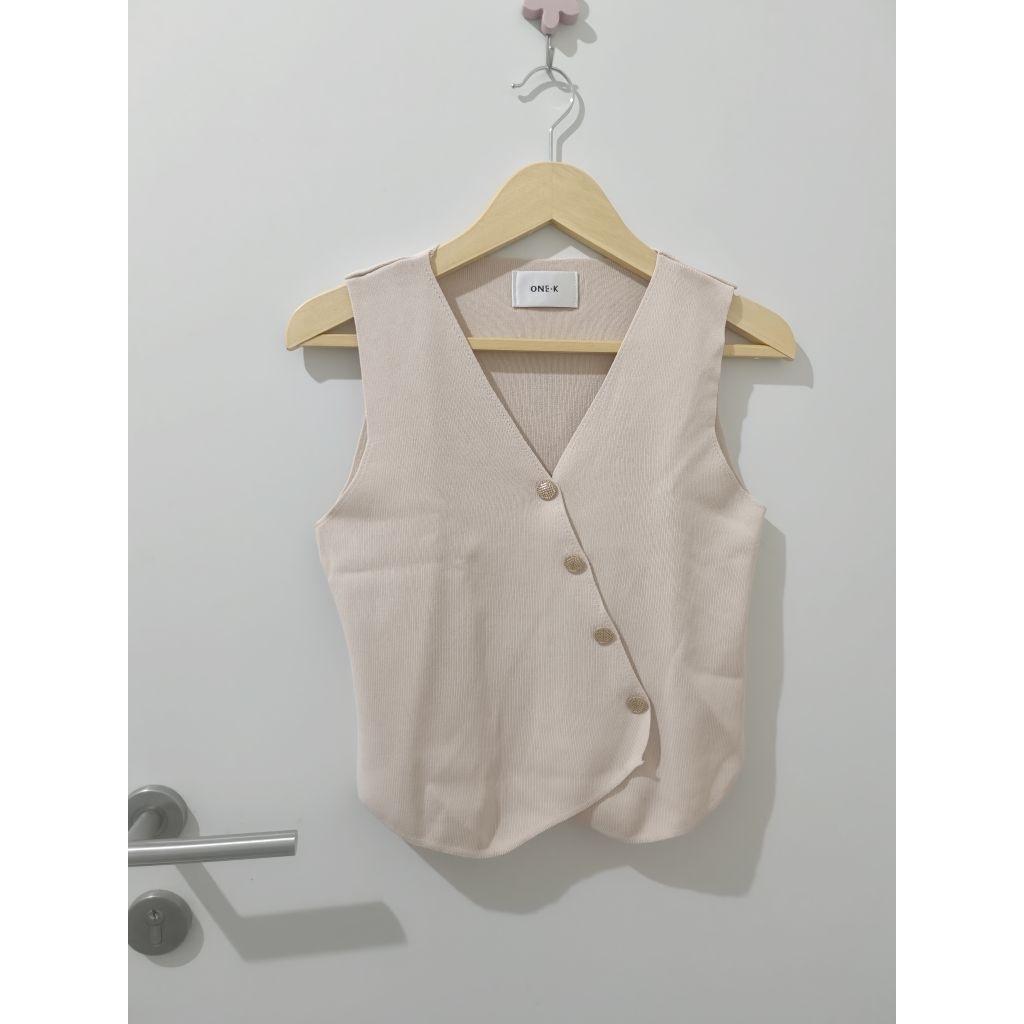 ONE-K เสื้อถักแขนกุดเสื้อกั๊กเกาหลีในครีม