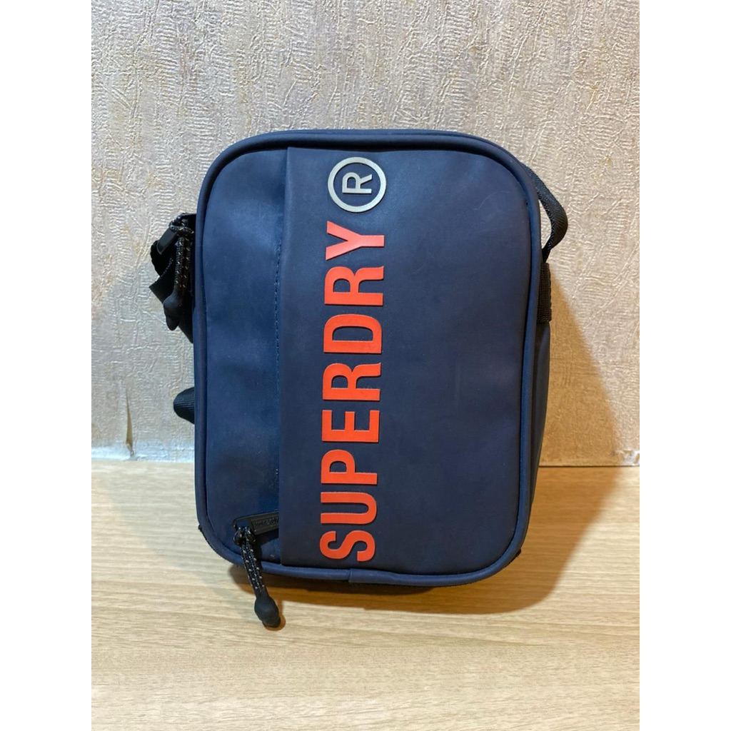 กระเป๋าสะพายข้างผู้ชาย Superdry Good