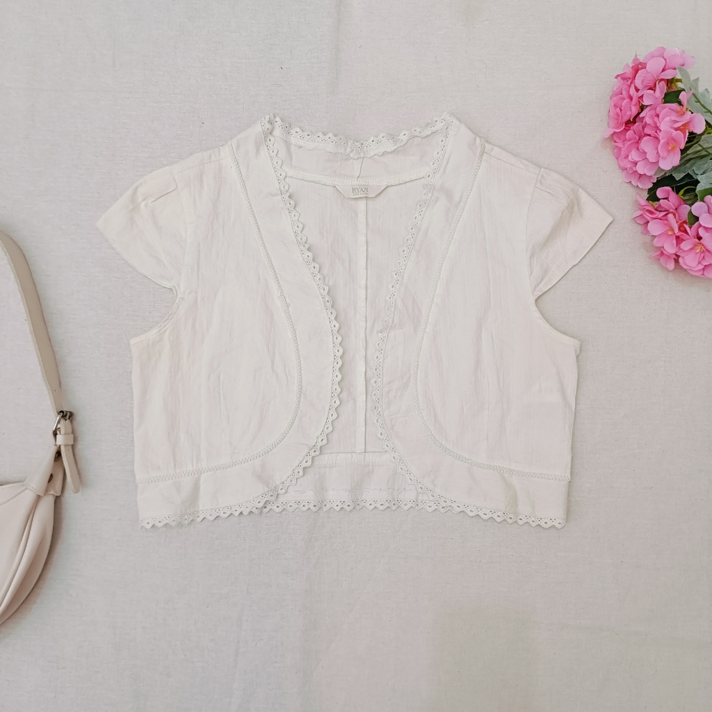 เสื้อครอปผ้าฝ้ายลูกไม้สีขาว Coquette