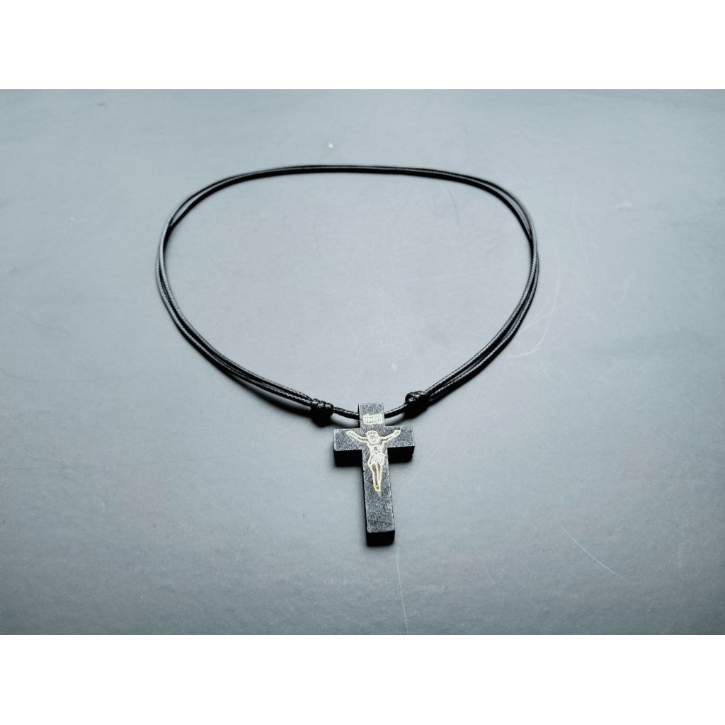 K78 BLACK KOREAN ROPE WOODEN CROSS NECKLACE