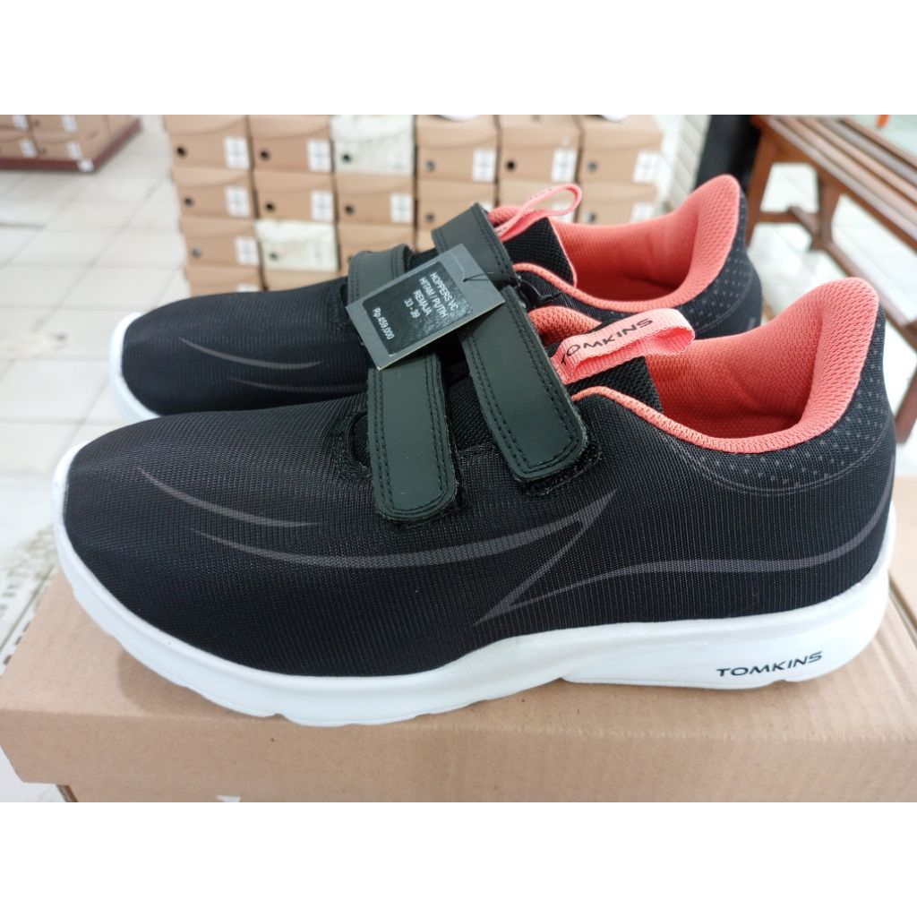 Tomkins HOPPERS VC รองเท้าสีดําและสีขาวสําหรับวัยรุ่น