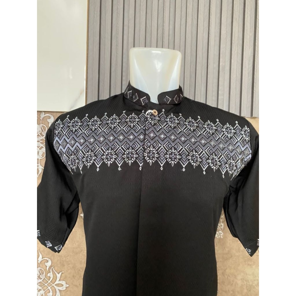 เสื้อเชิ้ตมุสลิมปักแขนยาวสีดํา วัสดุผ้าไหม kenzi jaguar