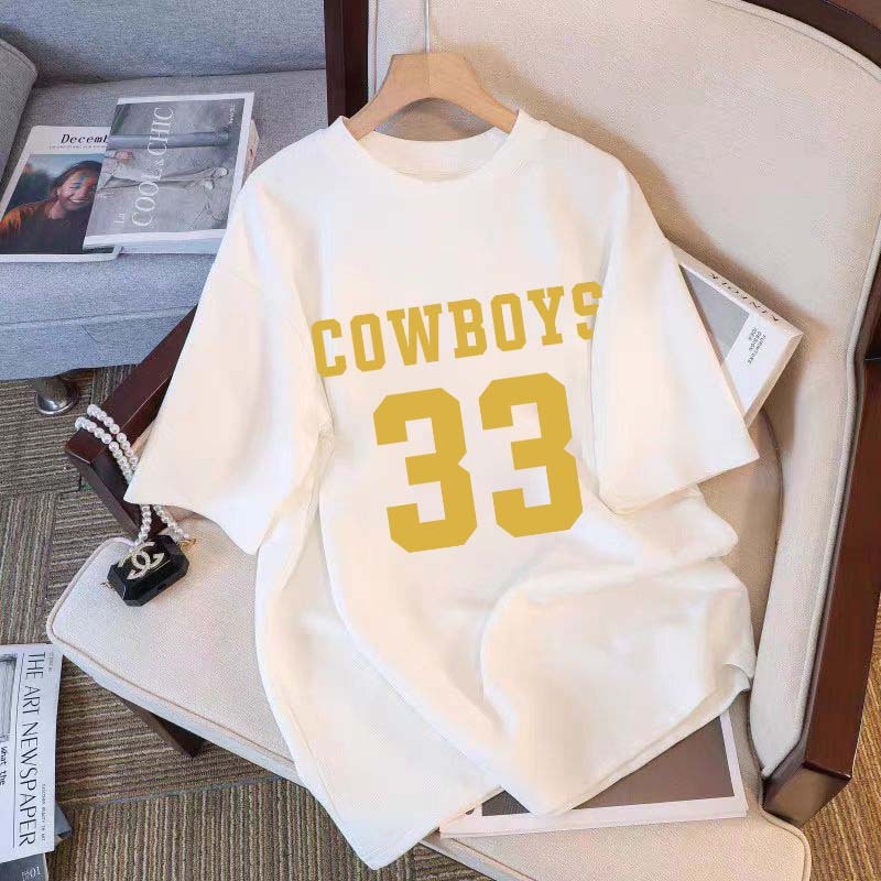 YUYU STUDIO "COWBOYS-33" เสื้อยืดสไตล์ฮาราจูกุตัวเลขและตัวอักษร | เสื้อยืดผู้หญิง Distro ของแท้ 100%