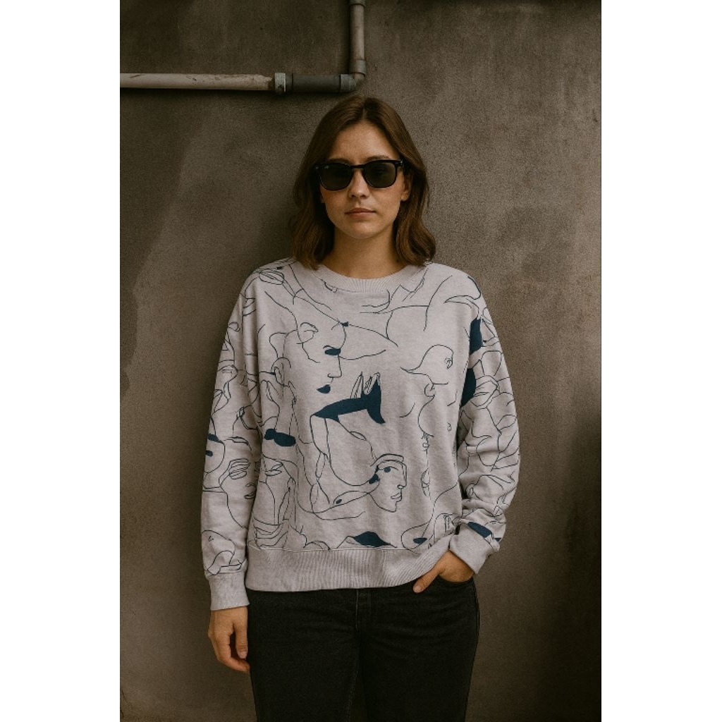 Crewneck / เสื้อสเวตเตอร์ผู้หญิง H***M x WB 01 Size L (P71 x L53)