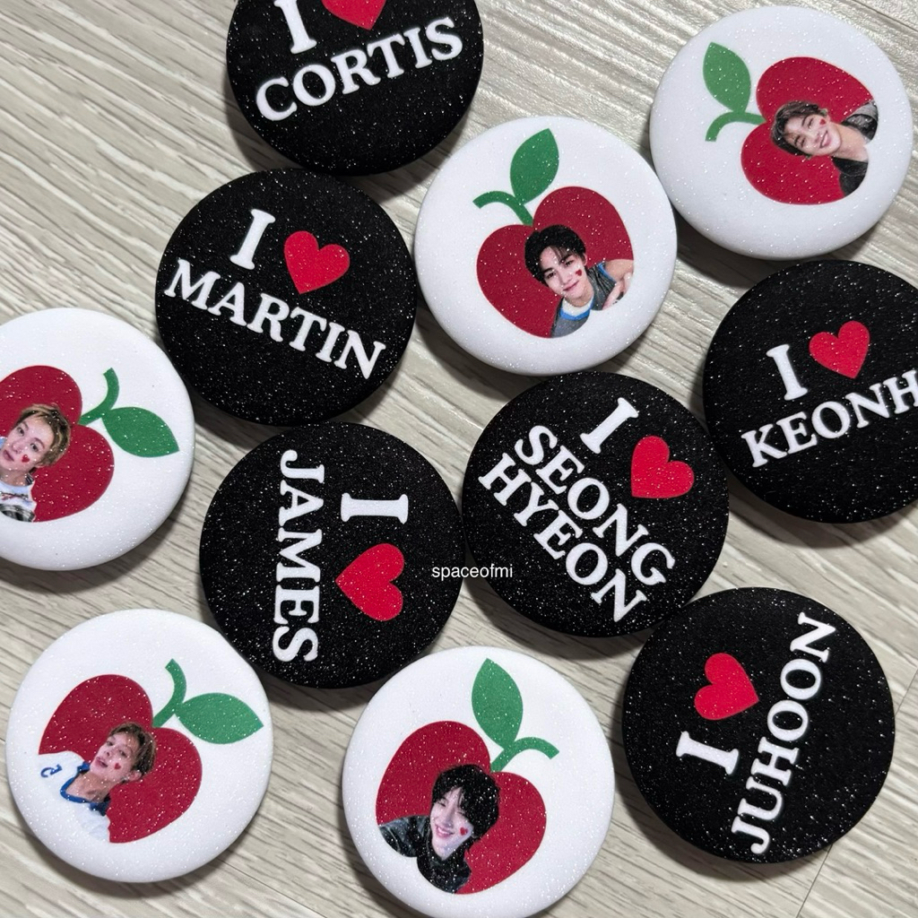 [ซื้อ 2 สําหรับมากกว่า SAVINGS] ปุ่มพิน - cortis - i love - apple on my eye โดย spaceofmi - coer ngo