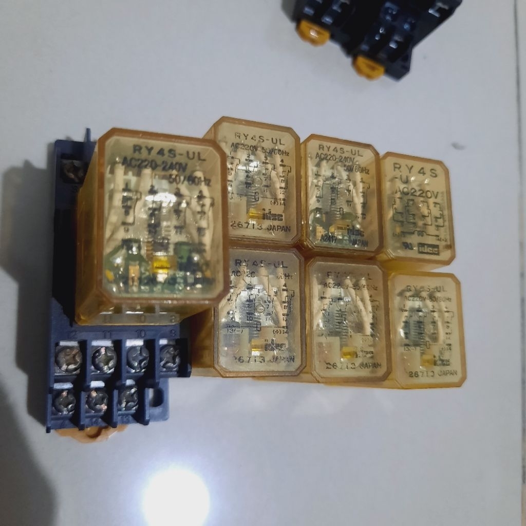 RELAY IDEC RY4S-UL 220VAC + ซ็อกเก็ตรีเลย์ idec ry4s-sul 220vac