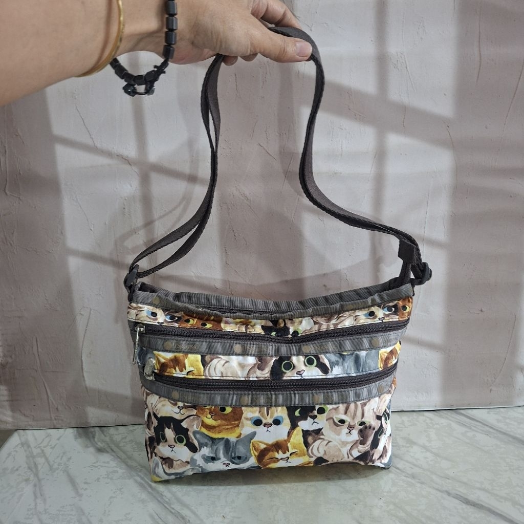 กระเป๋าสะพาย Lesportsac Deluxe Everyday Cat Cafe
