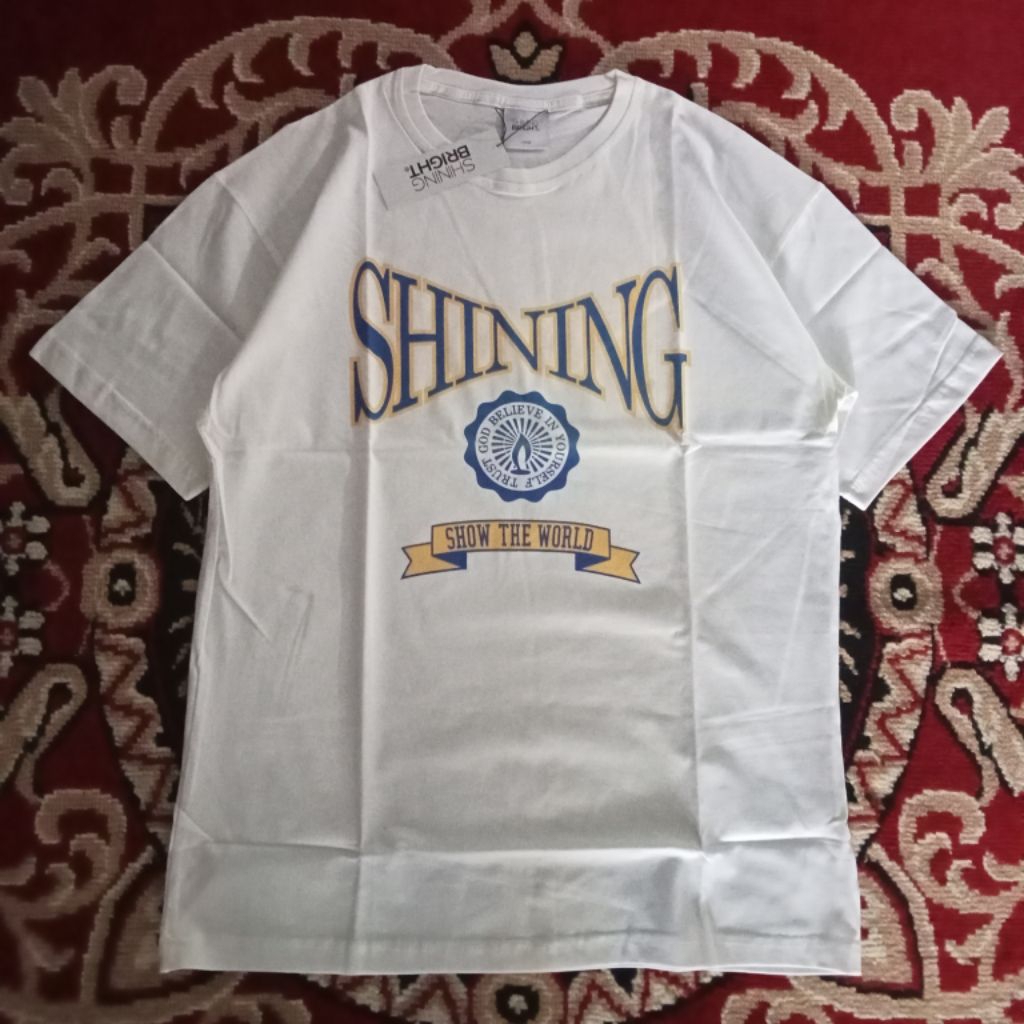 เสื้อยืดสีขาว Big Script Shining Bright Original bnwt