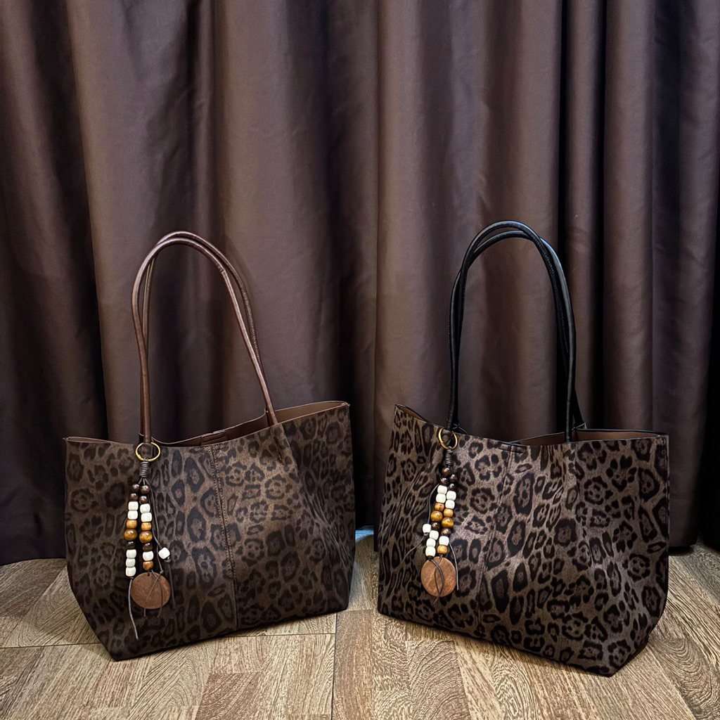 กระเป๋าแต่งหน้า Leopard Tote Plus + เสน่ห์