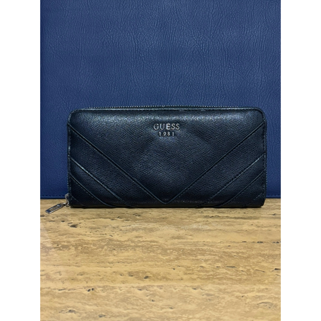 กระเป๋าสตางค์ Guess Preloved