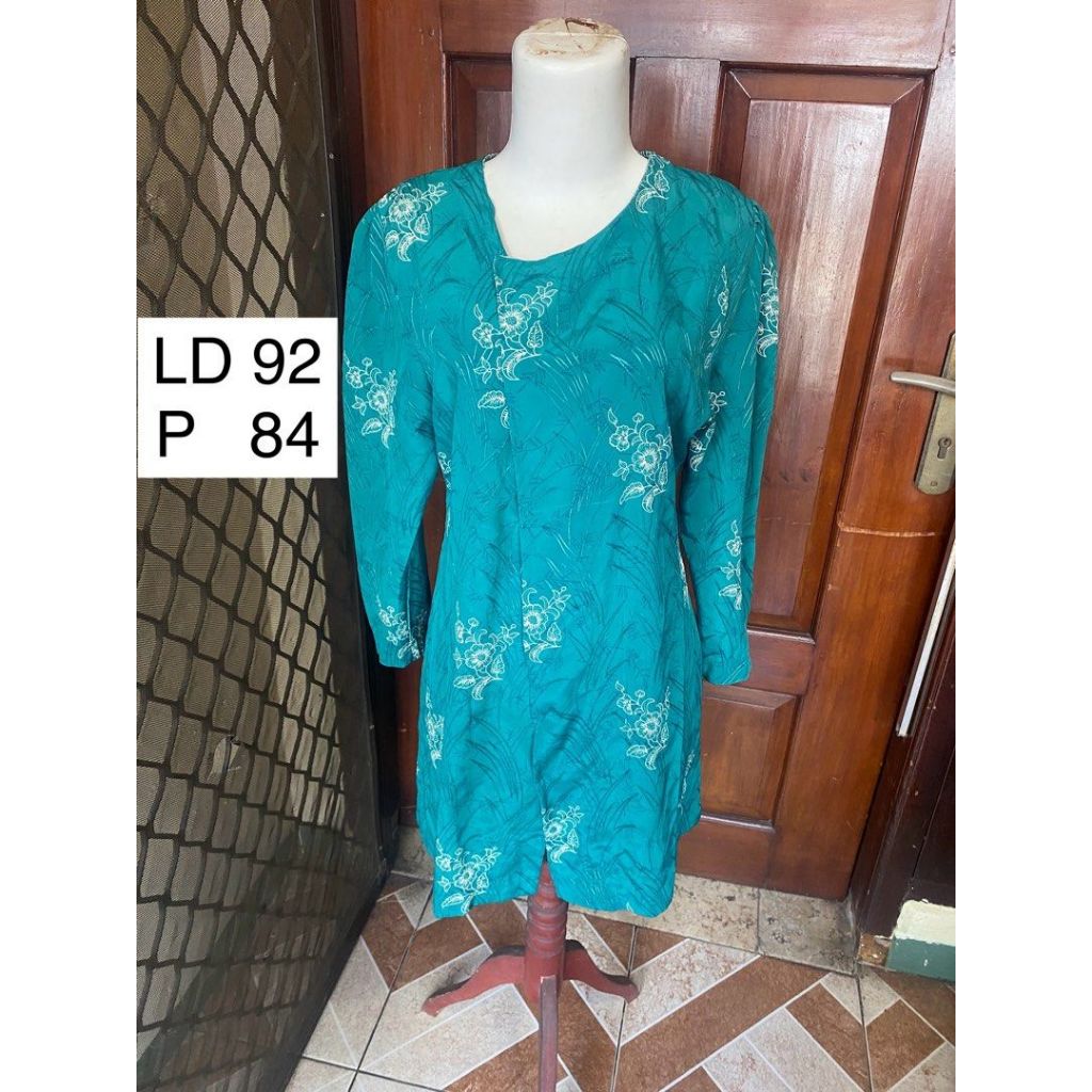 Semi Kebaya เสื้อสตรีคอไม่สมมาตร Kebaya คําเชิญรับปริญญา