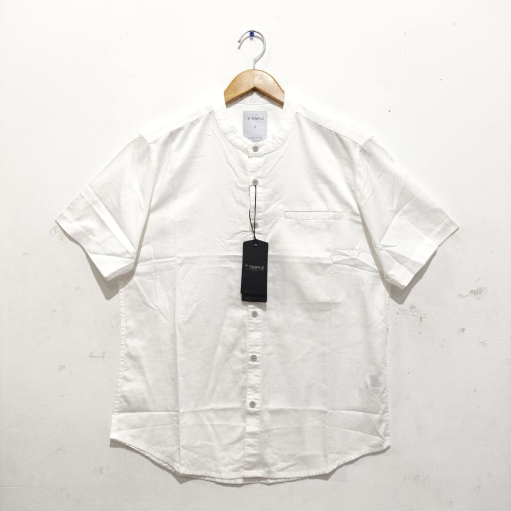 KEMEJA TRIPL3 เสื้อเชิ้ตลําลองผู้ชายสีขาวล้วน Slim FIt เซี่ยงไฮ้คอปกแขนสั้น SSMC415WHT