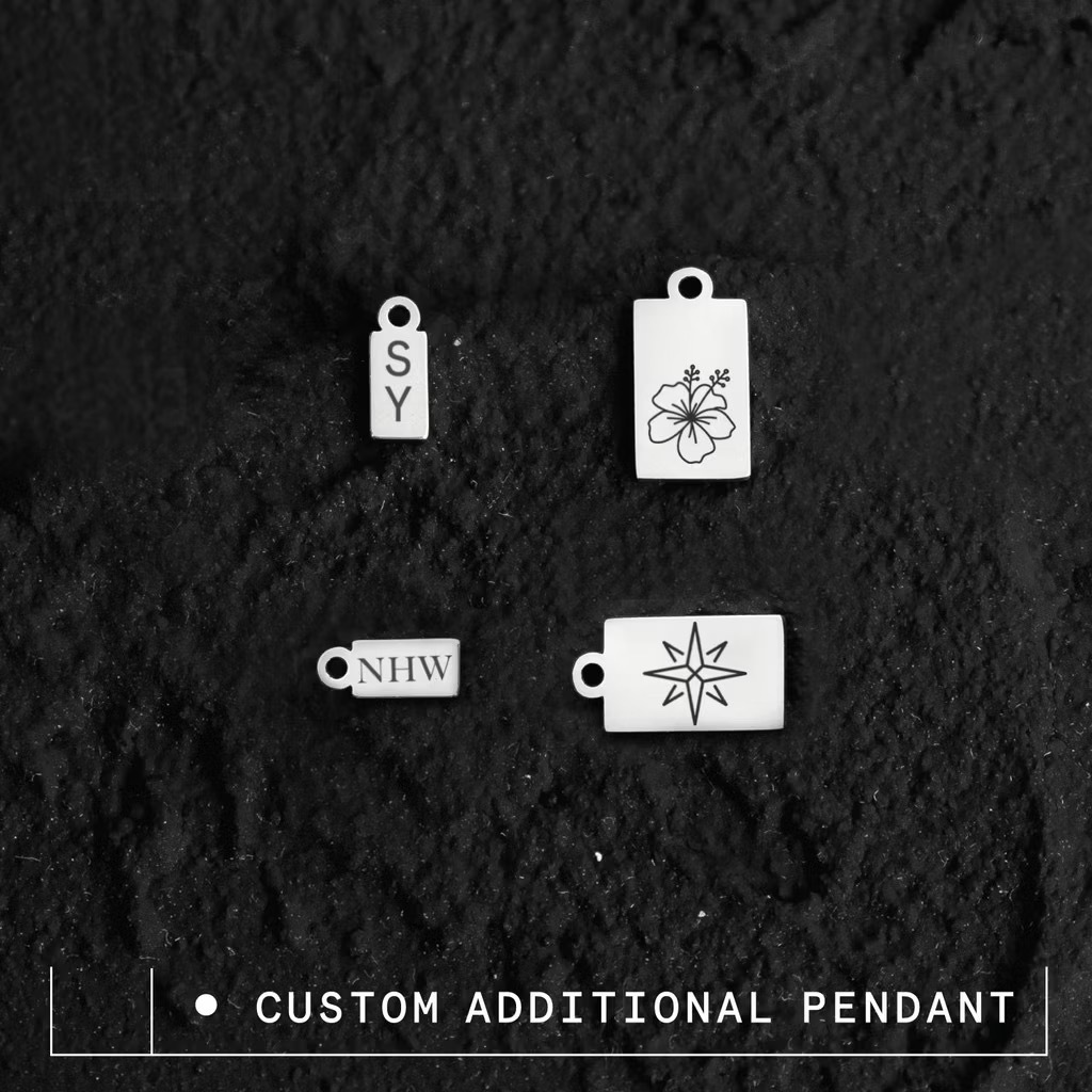 Arnae Archive CUSTOM สี่เหลี่ยมผืนผ้า Charm สําหรับเพิ่มสร้อยข้อมือหรือสร้อยคอแกะสลักบริการรวมที่กําหนดเองเพิ่มเติมตัวอักษรเริ่มต้นจี้สร้อยข้อมือคู่ Unisex สแตนเลสพรีเมี่ยมป้องกันสนิม (II)