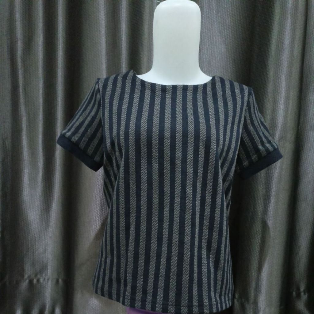 เสื้อยืด Preloved iora ไซส์ S