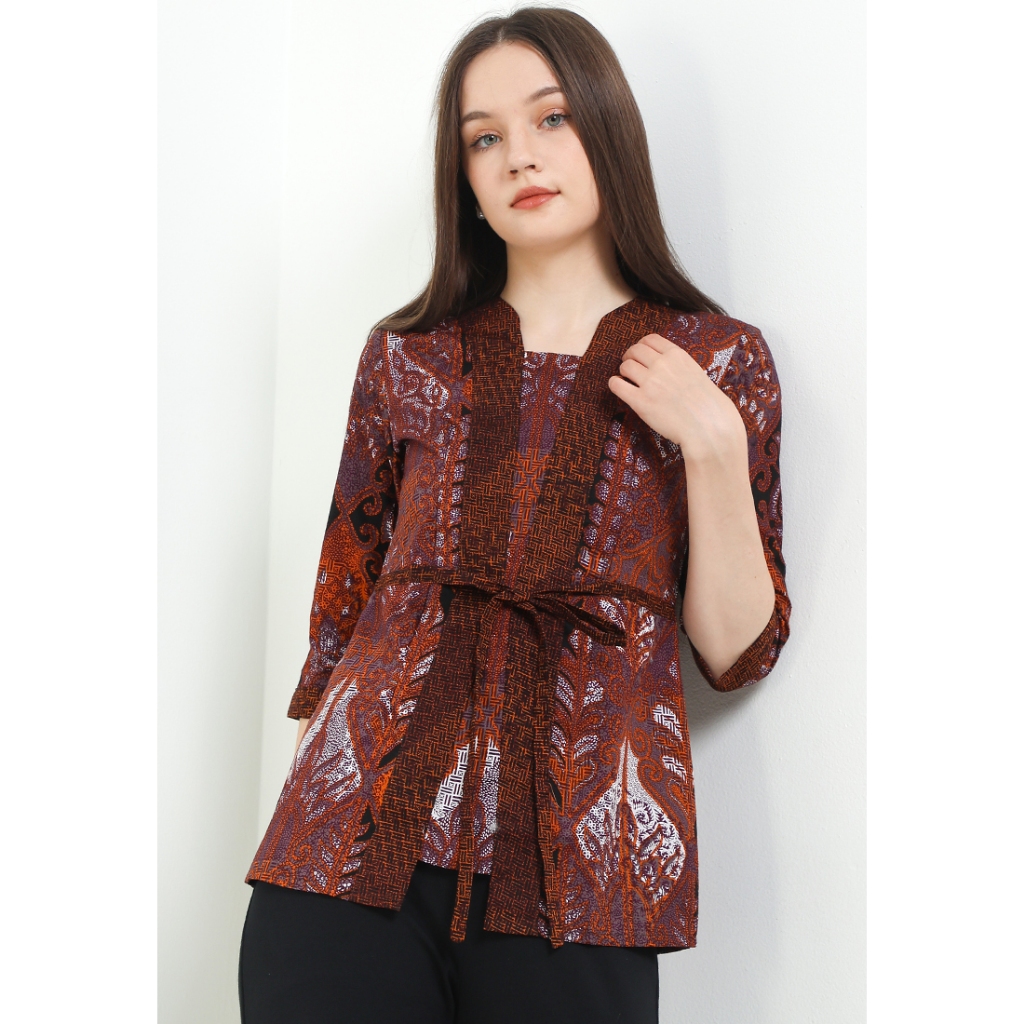 KATUN Arjuna Weda เสื้อเชิ้ตผ้าบาติกระดับพรีเมียมสําหรับผู้หญิงพื้นหลัง Suwat Motif I Cotton | ไตรกอ