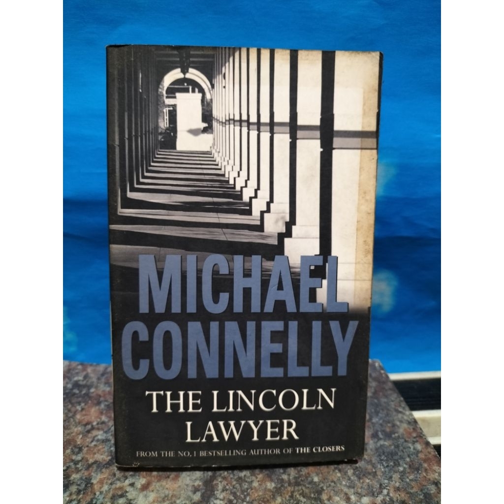 หนังสือมือสอง THE LINCOLN LAWYER BY MICHAEL CONNELLY