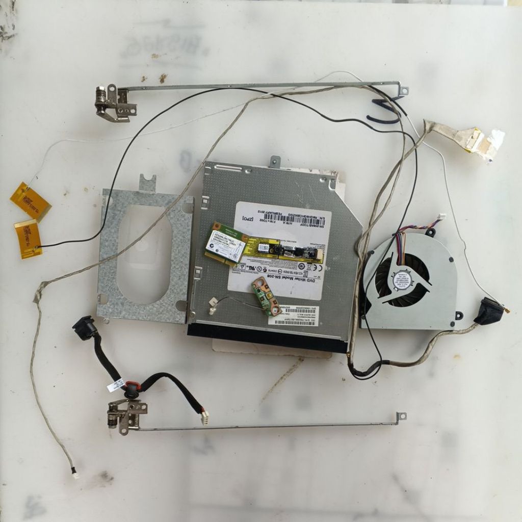 Toshiba Satellite C665D ชิ้นส่วนแล็ปท็อปเว็บแคมบน Wifi CARD พัดลมชาร์จพัดลม บานพับ LCD ยืดหยุ่น wifi