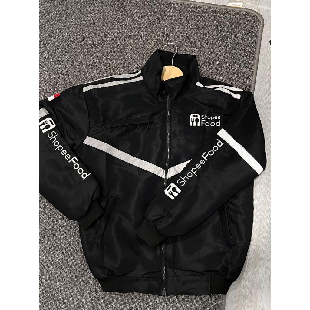 Shopeefood เสื้อแจ็คเก็ตไดรเวอร์สีดํางานปักเต็มรูปแบบ Taslan วัสดุหนาระดับพรีเมียม