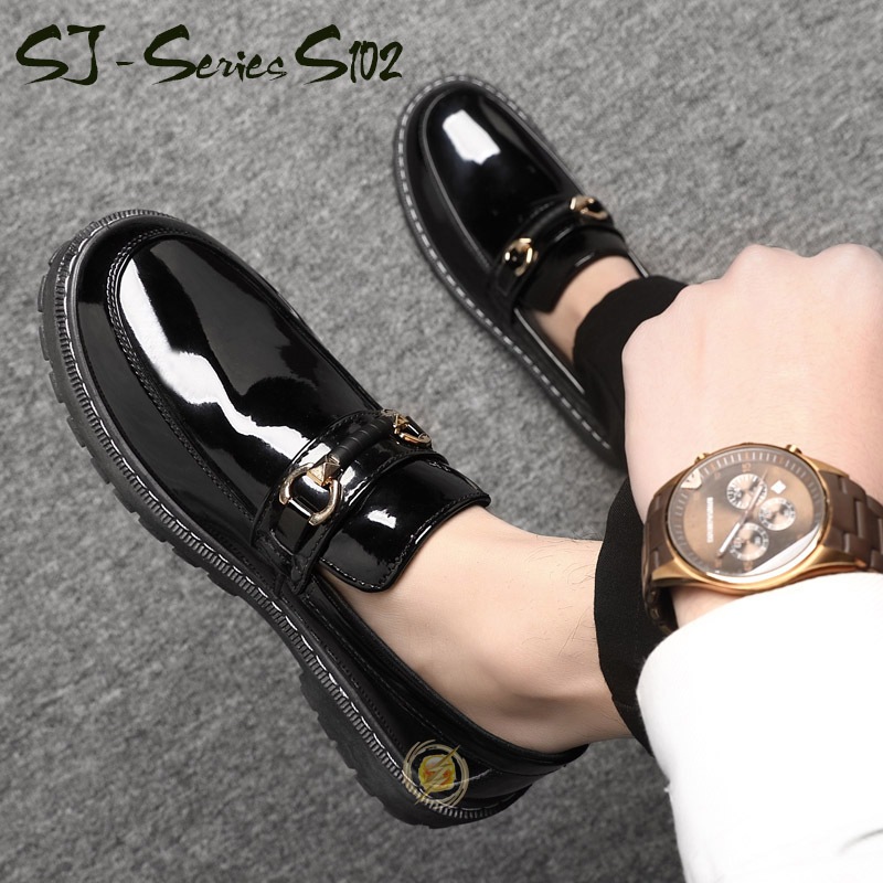 [OOS] รองเท้าโลฟเฟอร์แฟชั่นบุรุษระดับพรีเมียมสีดํามันวาวดูหรูหรา S102