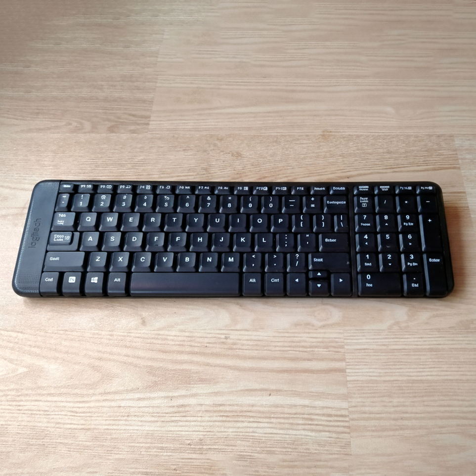 คีย์บอร์ดไร้สาย Logitech K220 Minus