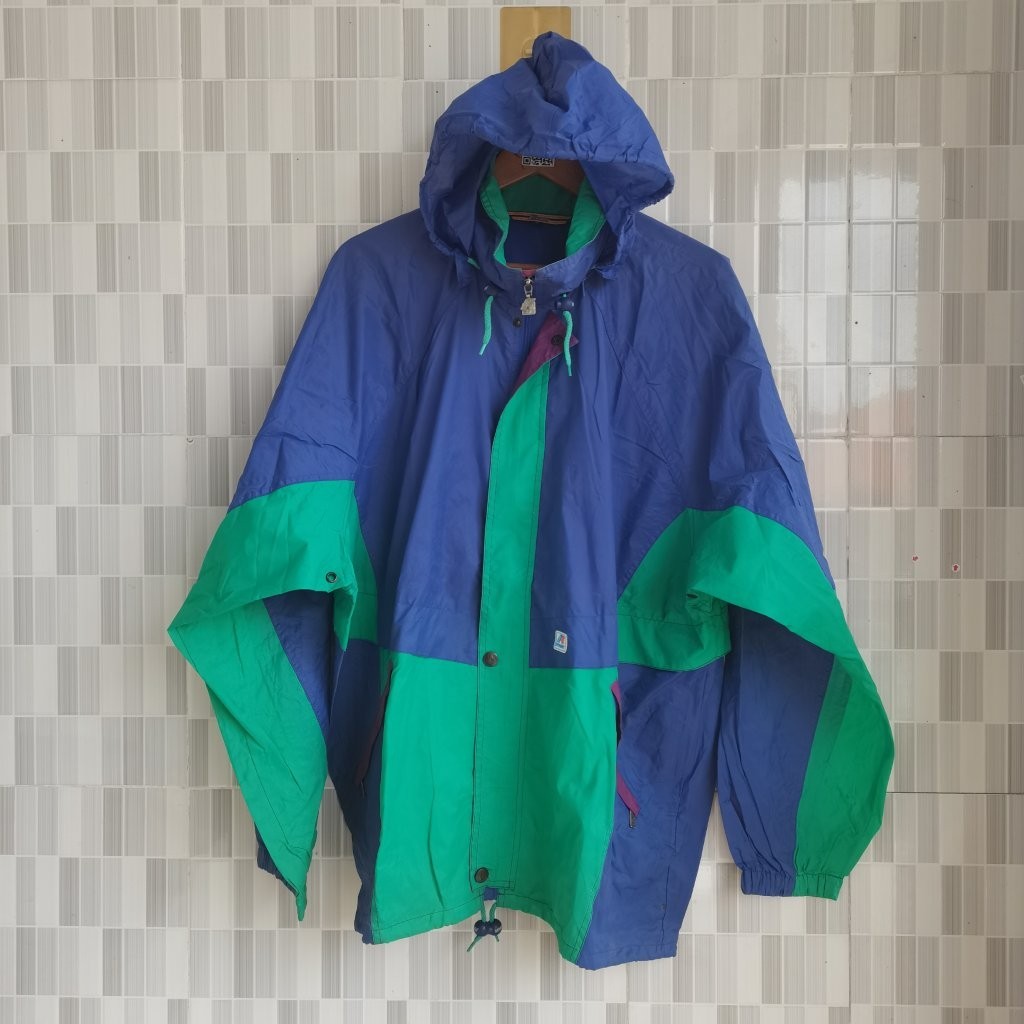HIJAU A688. PRELOVED GREEN K WAY POKETEABLE WINDBREAKER