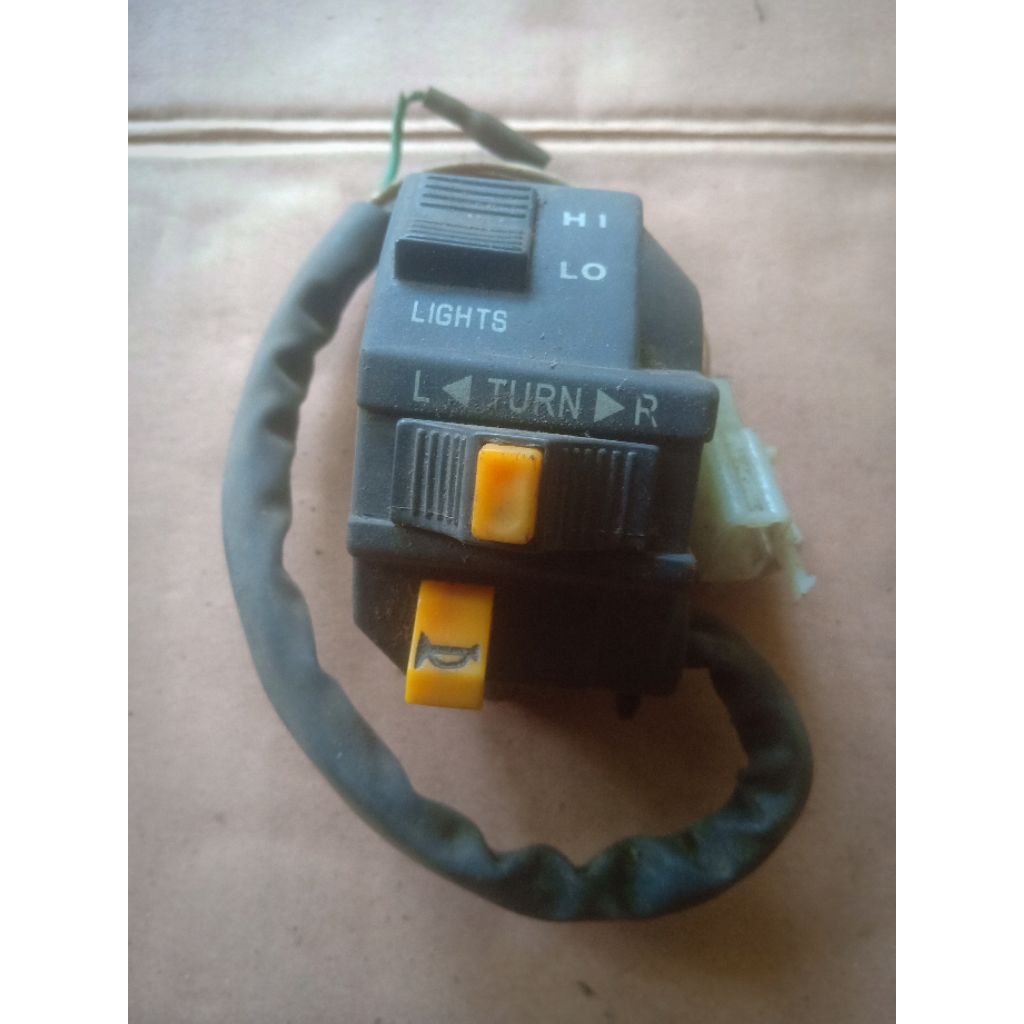 ตัวยึดสวิตช์ซ้าย SUZUKI SHOGUN 110 OLD TORNADO GX GS SATRIA RU120 RU 120