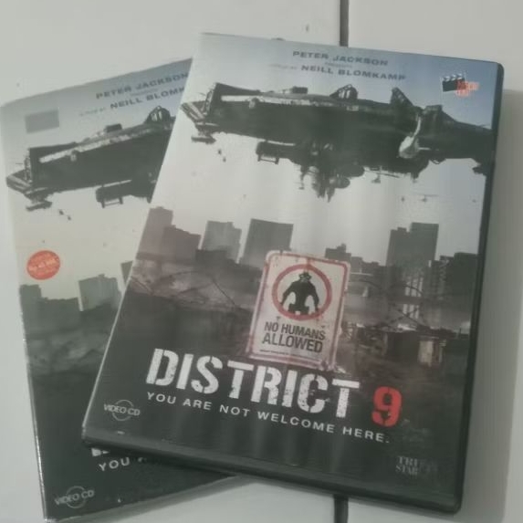 VCD Original District 9 - You Are Not Wellcome Here Is Peter Jackson Intensive Text