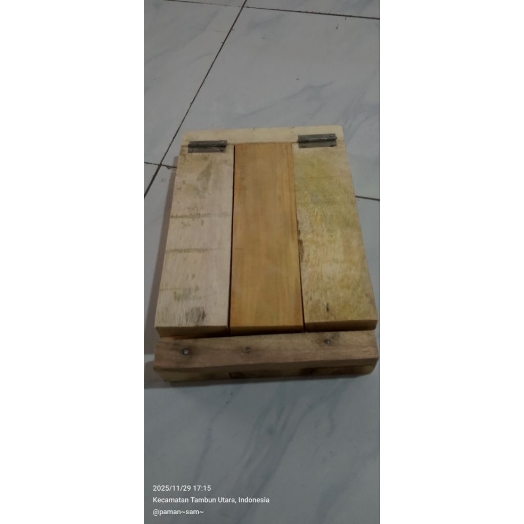 FOLDING WOODEN STOOL