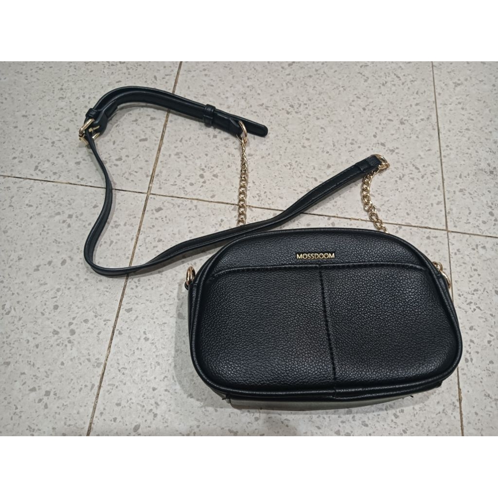 กระเป๋าสะพายข้าง Mosdoom สีดํา