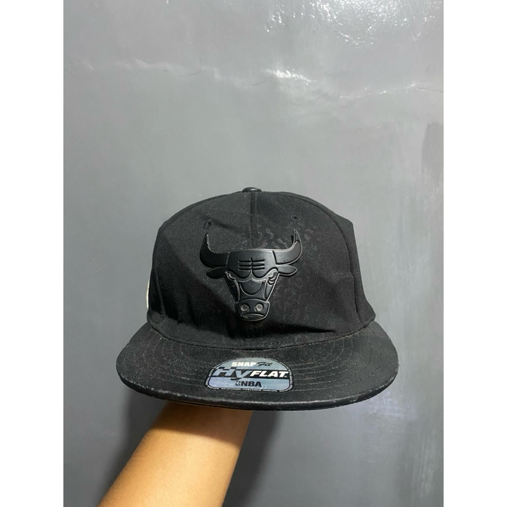 หมวก Snapback NBA Chicago Bulls มีโลโก้เหล็กสีดํา
