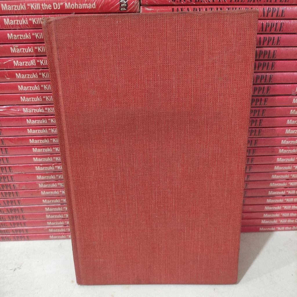 หนังสือนําเข้า: แปลกหน้า THE RHODE ISLAND LEGISLATIRE