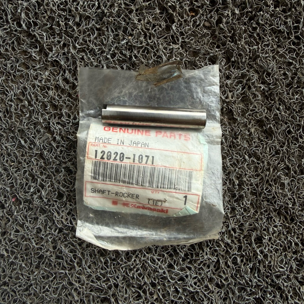 เพลาพิน / แขนโยก Kawasaki Kaze R Original Made in Japan | 12020-1071