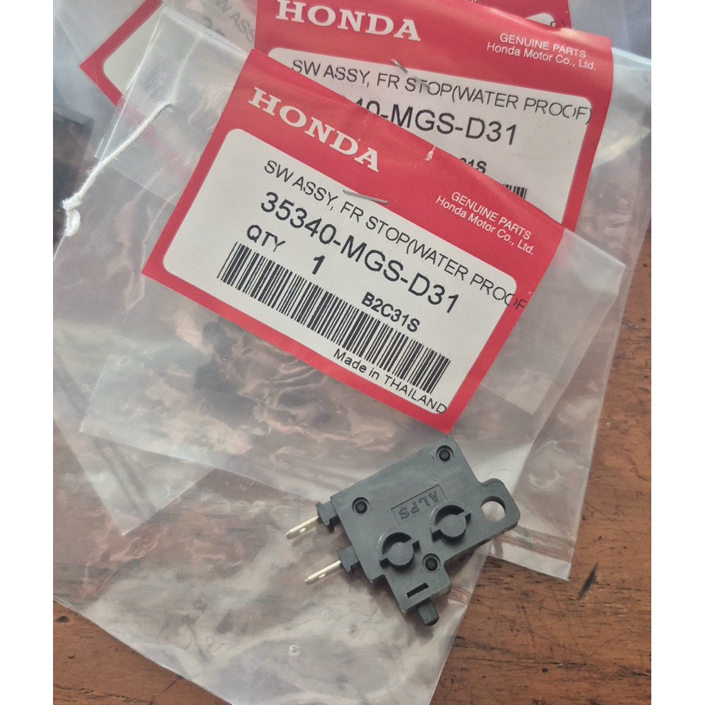 แผ่นดิสก์สวิตช์เบรคหน้าขวา Honda 35340 MGS D31 CBR 250R CB150R StreetFire (ใหม่) K15G CBR 150R CBR 2