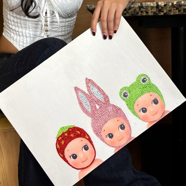 ภาพวาดเพชร DIY Rhinestone บนผ้าใบ – Cute Trio Sony Angel Edition โดย GABS BLINK