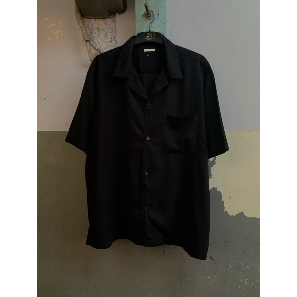 KEMEJA Preloved black GU เสื้อคอปกเปิดสําหรับผู้ชายแขนสั้น