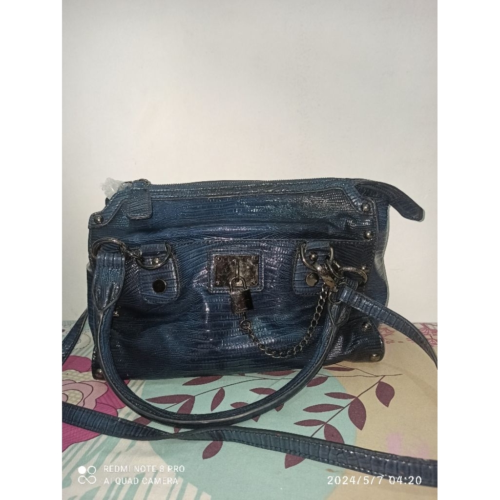 กระเป๋าสะพายข้าง kulas nine west