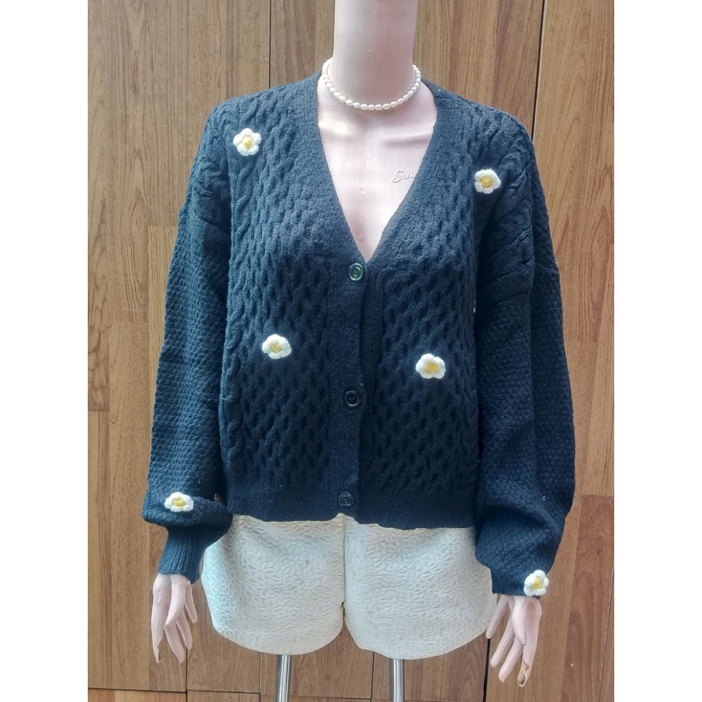 เสื้อสเวตเตอร์คาดิแกนไหมพรมสีดําดอกไม้นูน ตอนนี้ 456