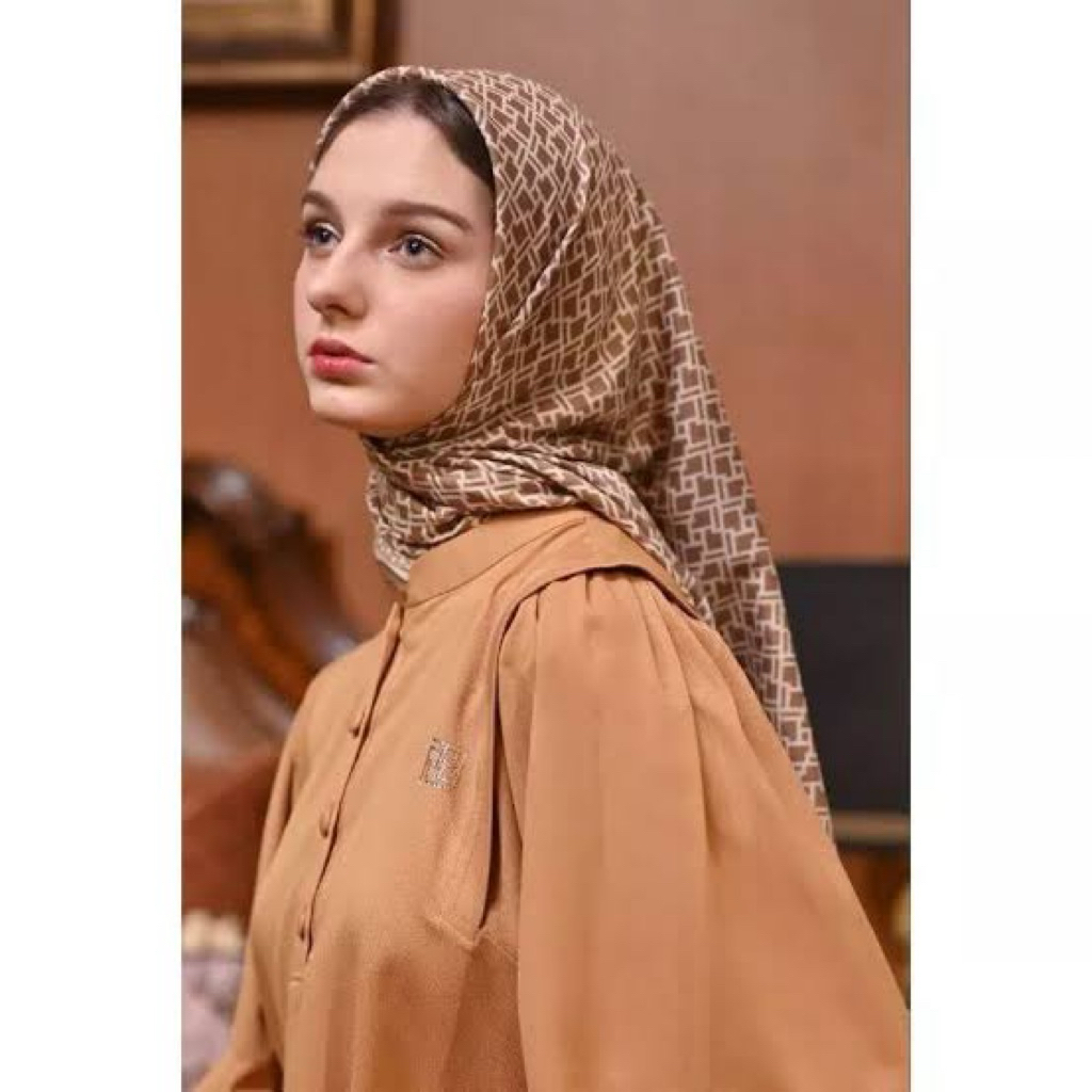 PRIVE Simply Brown Scarf - Limited Edition Square Hijab By PRIVE VAN GUNAWAN (แถมกล่อง)
