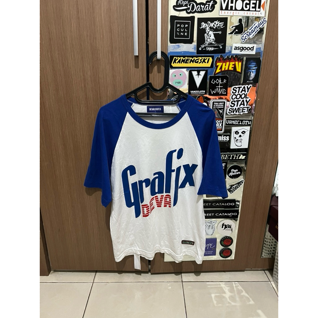 เสื้อยืดแบรนด์ Deva States Grafix Deva Blue White