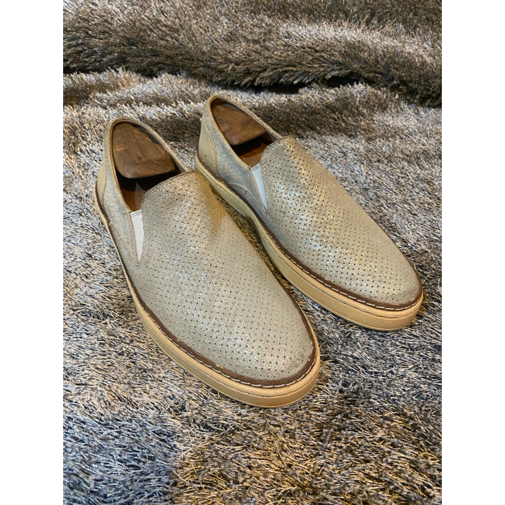 รองเท้าผ้าใบหนัง UGG