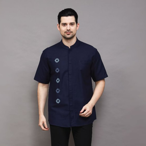 KEMEJA LOA STUDIOS - เสื้อเชิ้ตแขนสั้นปัก Koko สําหรับผู้ชายสีกรมท่า - Saad