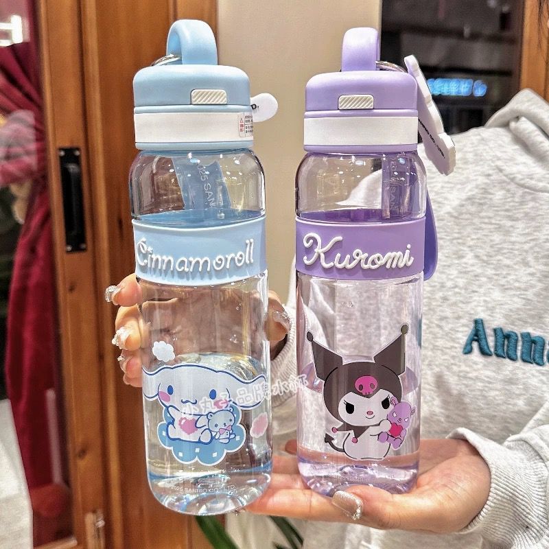 Kuromi 850ml ขวดดื่มป้องกันการรั่วไหลฟรี 2D & 3D สติกเกอร์สายสั้นจับเกรดอาหาร Melody Cinnamonroll