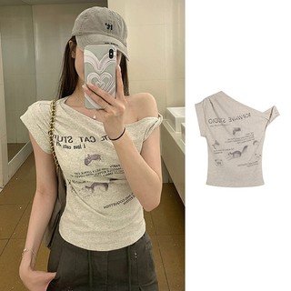 Kaos lengan pendek model slim-fit bermotif dengan potongan bahu terbuka, cocok untuk cewek seksi.