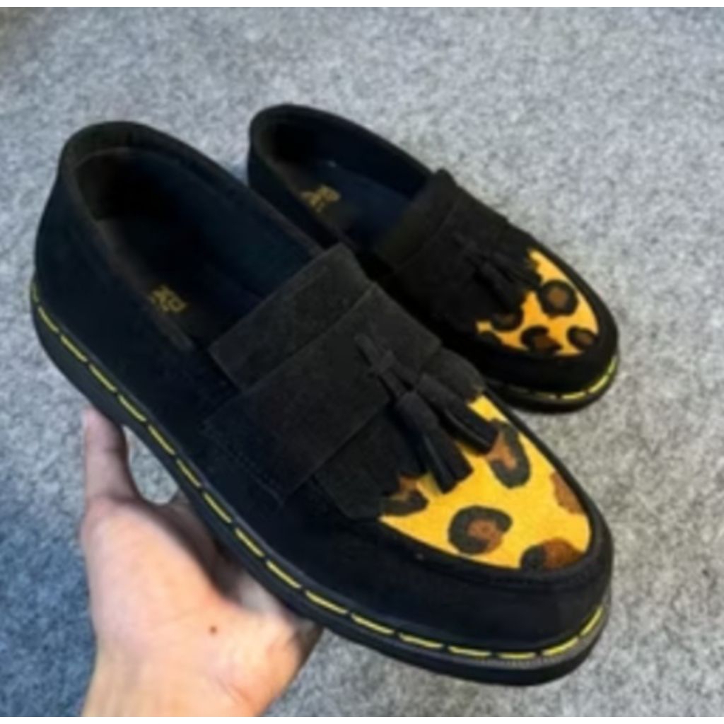 Docmart ผู้ชายและผู้หญิง unisex lofers หนังกลับ leofard motif การออกแบบที่หรูหราฟรีถุงเท้า