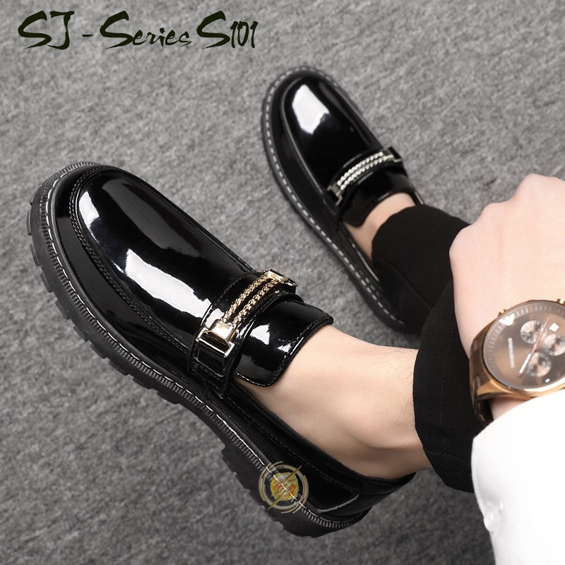 [OOS] รองเท้าโลฟเฟอร์สีดําเคลือบเงาสําหรับผู้ชายพร้อมลุคหรูหรา สวมใส่สบาย S101