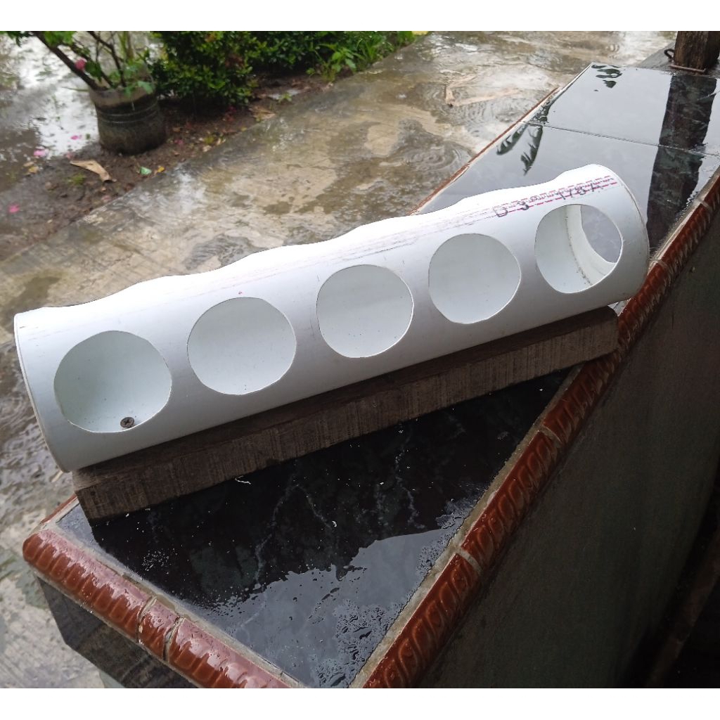 SPILL-PROOF POULTRY/CHICKEN FEEDING PLACE