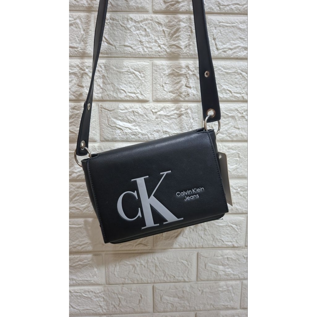 กระเป๋าสะพาย Calvin Klein ล่วงหน้า