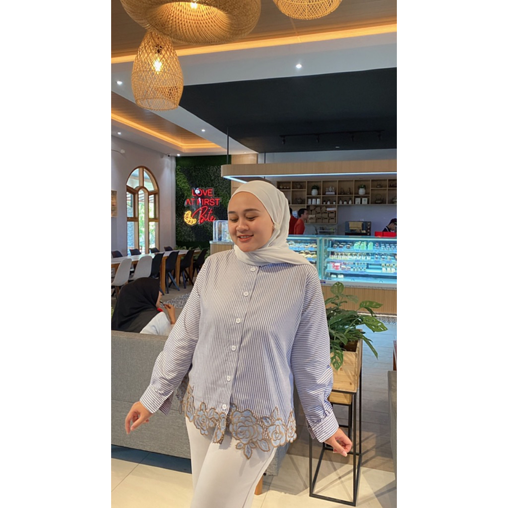 KEMEJA FLOWER STRIP SHIRT น่ารัก ทันสมัย FLOWER COMBINATION SHIRT