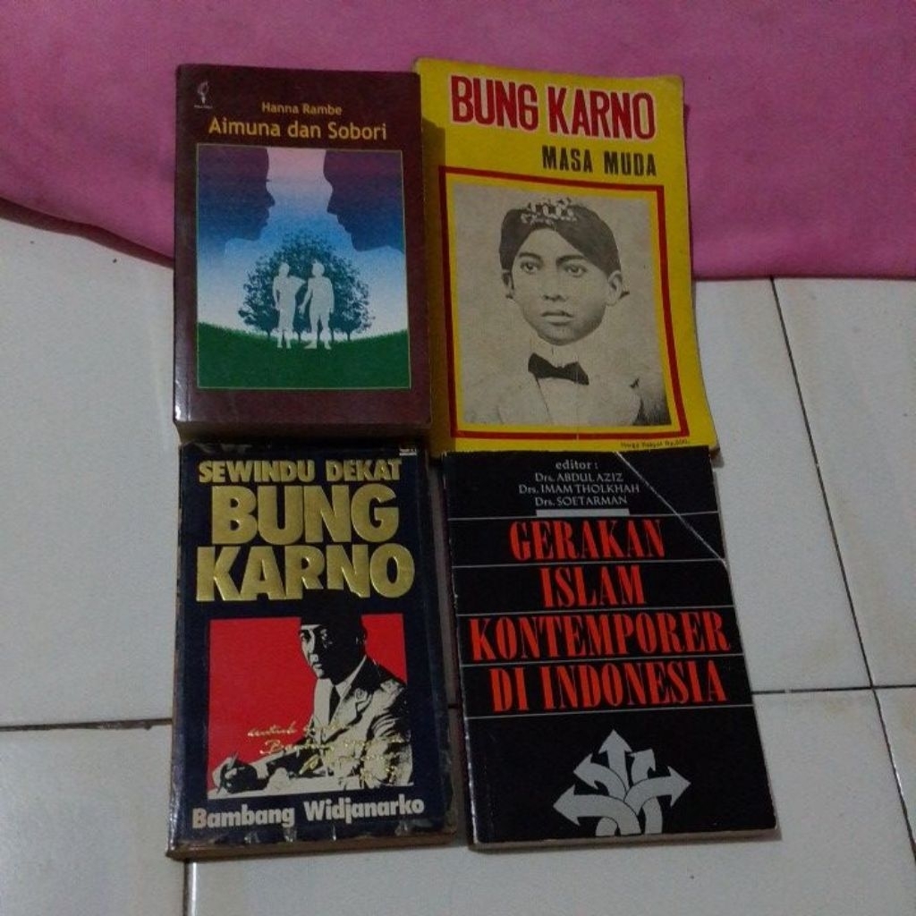 INDONESIAN HISTORY BOOK ชื่อบนโต๊ะ