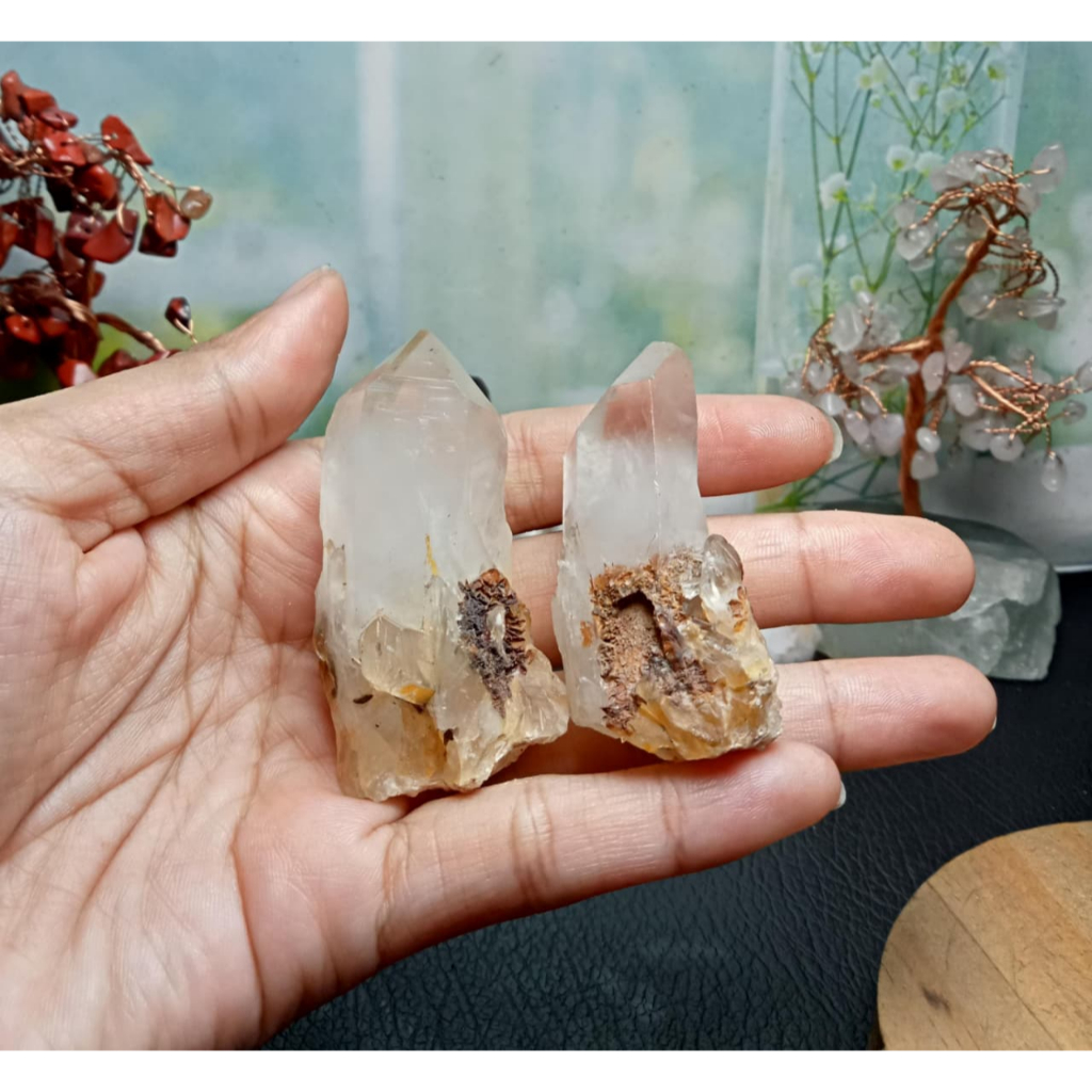 กลุ่มควอตซ์ใสมาดากัสการ์ธรรมชาติบนเมทริกซ์เหล็กที่อุดมไปด้วย (1)